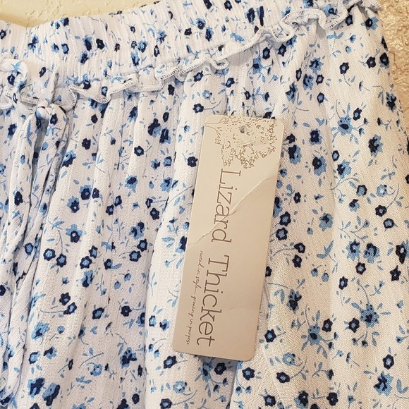 Love You Bunches White Blue Floral Ruffle Shorts Size Medium - Picture 6 of 11